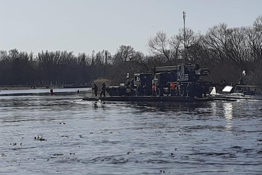 Утонувший во второй раз вертолет МЧС планируют доставать со дна реки автокранами (фото)