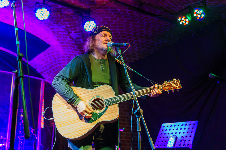 «Нам нужен просто светлый день»: как прошёл концерт Башакова в Калининграде