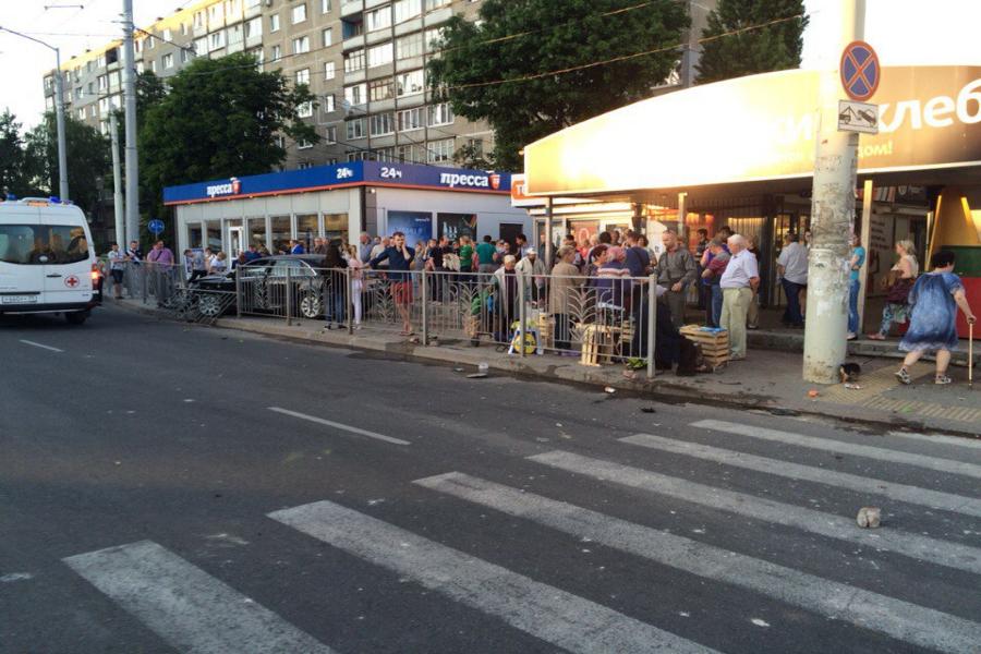 Машина пронеслась в шаге от людей: очевидцы об аварии на 9 Апреля