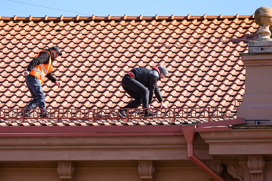 Улучшенная копия: акротерий «Движение и время» вернулся на историческое место (фото)