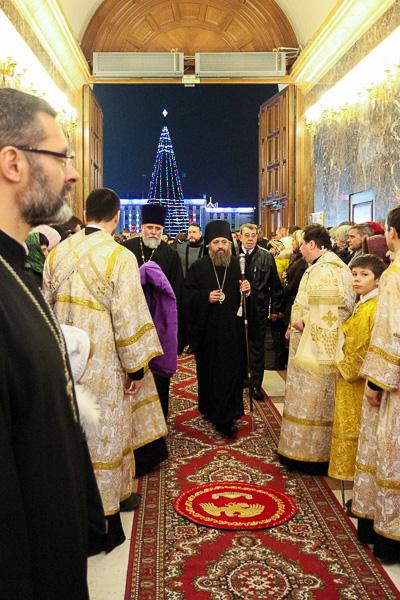 Рождество Христово: богослужение в Храме Христа Спасителя (фото)