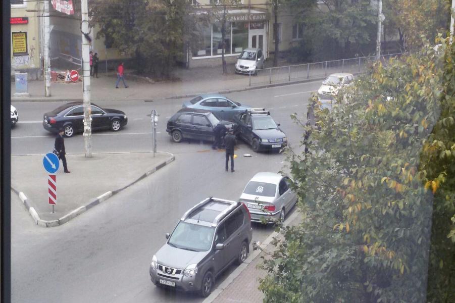 На пересечении ул.Горького и Партизанской столкнулись два «Фольксвагена» (фото)