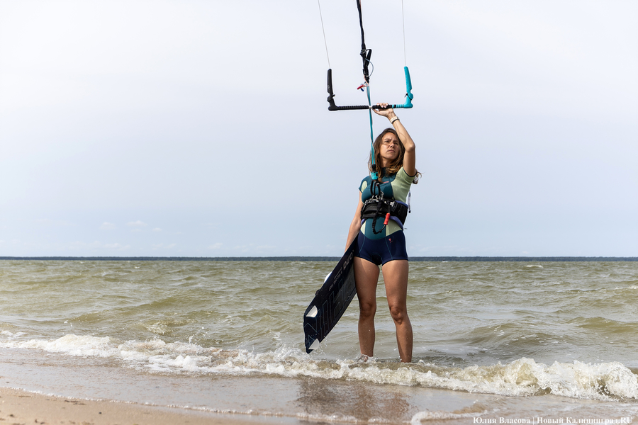 По воде против ветра: на Куршском заливе соревновались под кайтом и с крылом (фото)