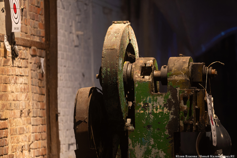 Индустриальные смыслы «Смены»: как прошёл фестиваль света в Кузнечном цехе (фото)