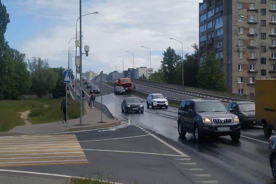 На мосту на Сельме «Мерседес» столкнулся с поливальной машиной (фото)