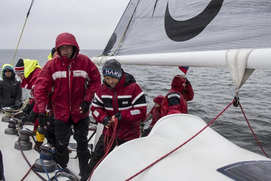 Венки на воде: калининградские яхтсмены почтили память погибших моряков