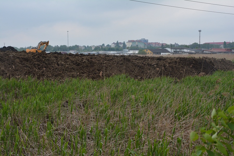 Гора на болоте: в Калининграде засыпают пойму ручья ради строительства жилья (фото)