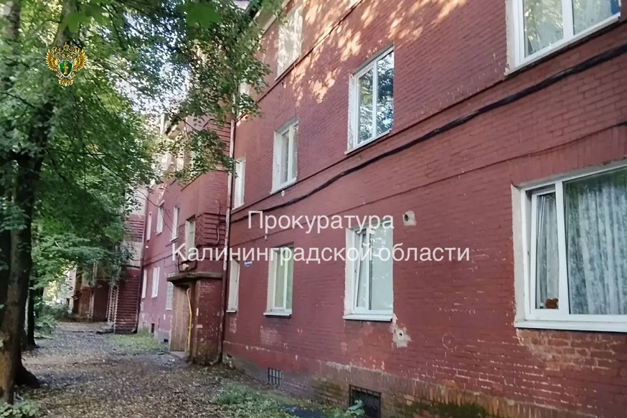 В Калининграде главу УК оштрафовали из-за протекающей  кровли дома на Харьковской