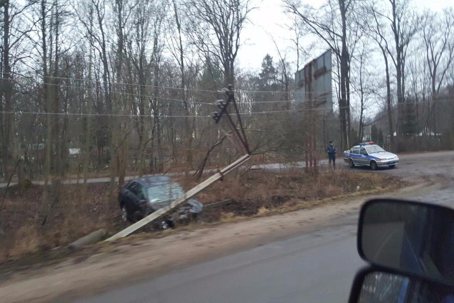 Водители: в Зеленоградске машина опрокинулась в кювет и сбила столб электропередач (фото)