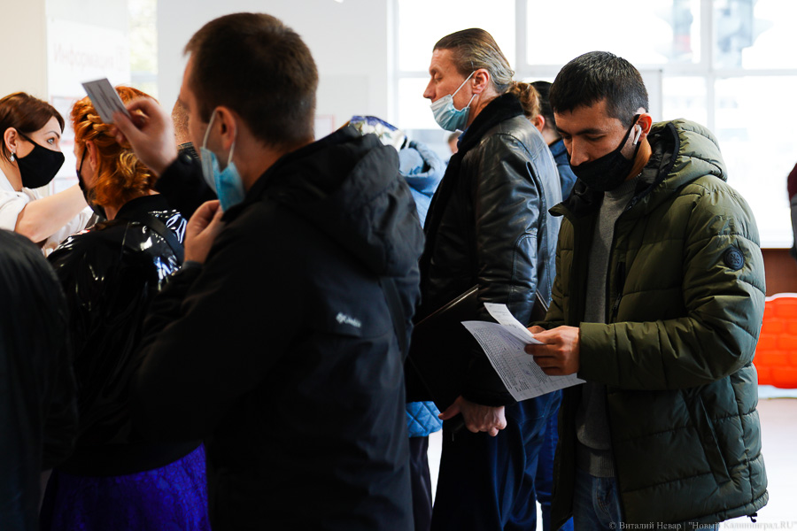 Вне зоны ковид-фри: что происходит в МФЦ на площади Победы после новых ограничений