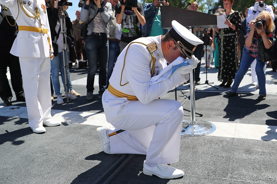 Трудный путь во флот: на БДК «Иван Грен» подняли Андреевский флаг