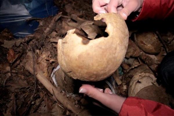 Жители Ладушкина нашли на кладбище человеческие кости в мешках (фото)