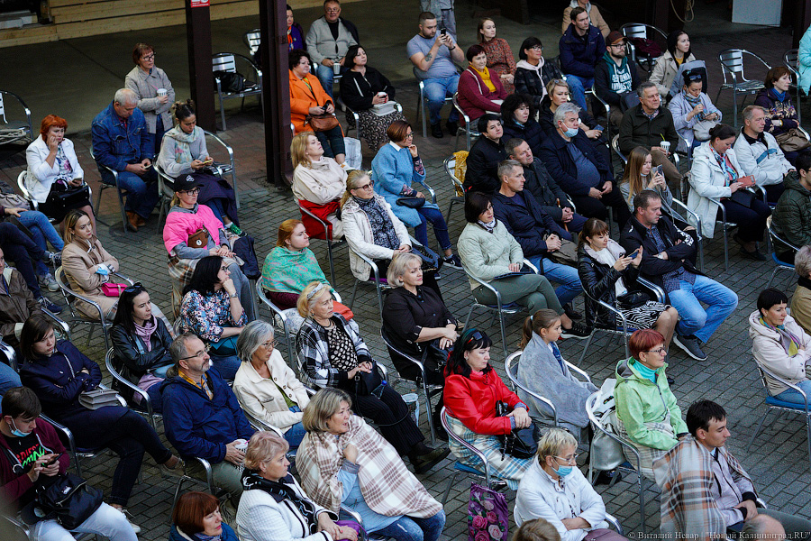 Любовь и жизнь: во Фридрихсбургских воротах выступила солистка Михайловского театра (фото)