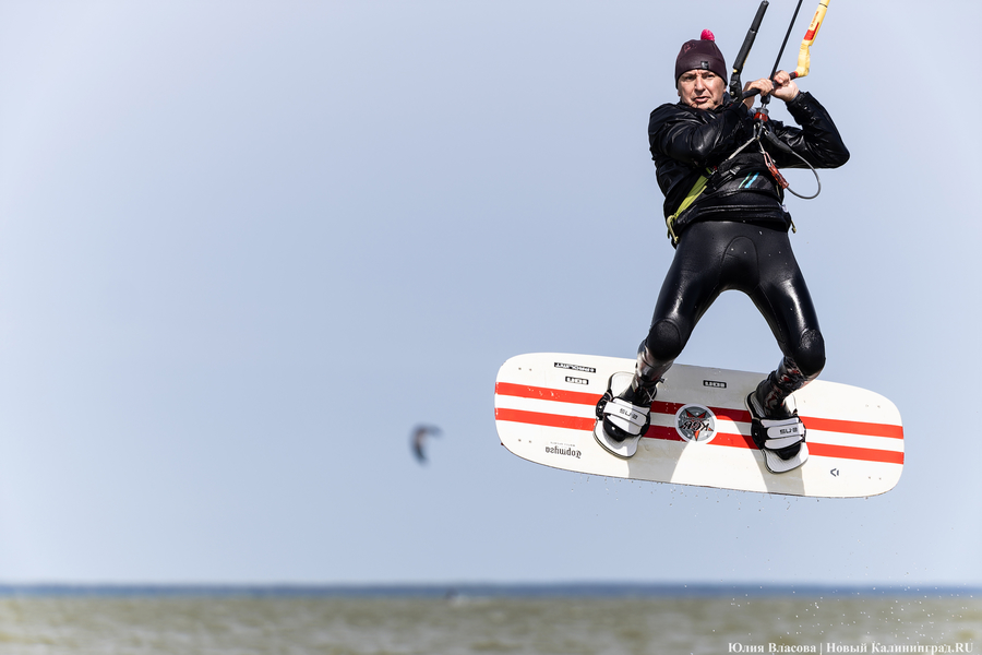 По воде против ветра: на Куршском заливе соревновались под кайтом и с крылом (фото)