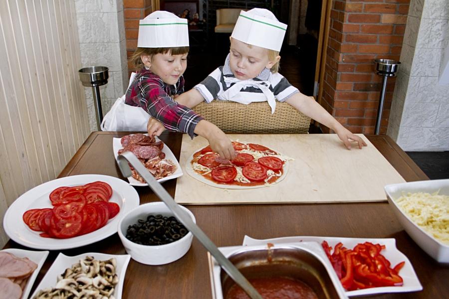 «Лисичкин хлеб и заячья капуста»: Кеннет Линдберг дал кулинарный урок детям и родителям