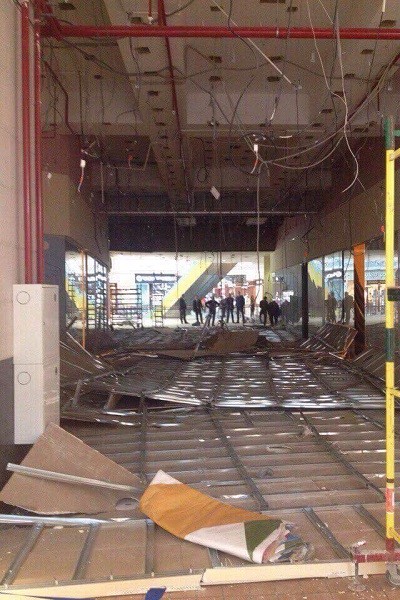 В ТРЦ «Европа» рухнул подвесной потолок в проходе между атриумами (фото)