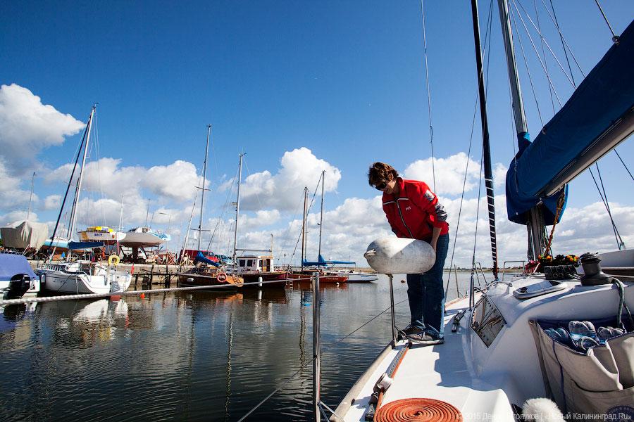 Венки на воде: калининградские яхтсмены отдали дань памяти морякам-балтийцам