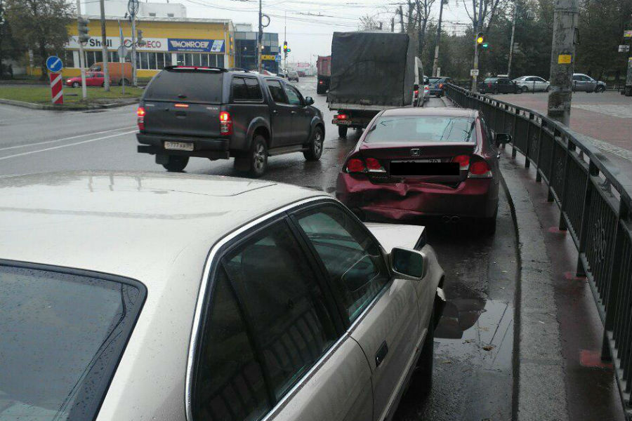 На проспекте Калинина столкнулись два авто, движение затруднено (фото)