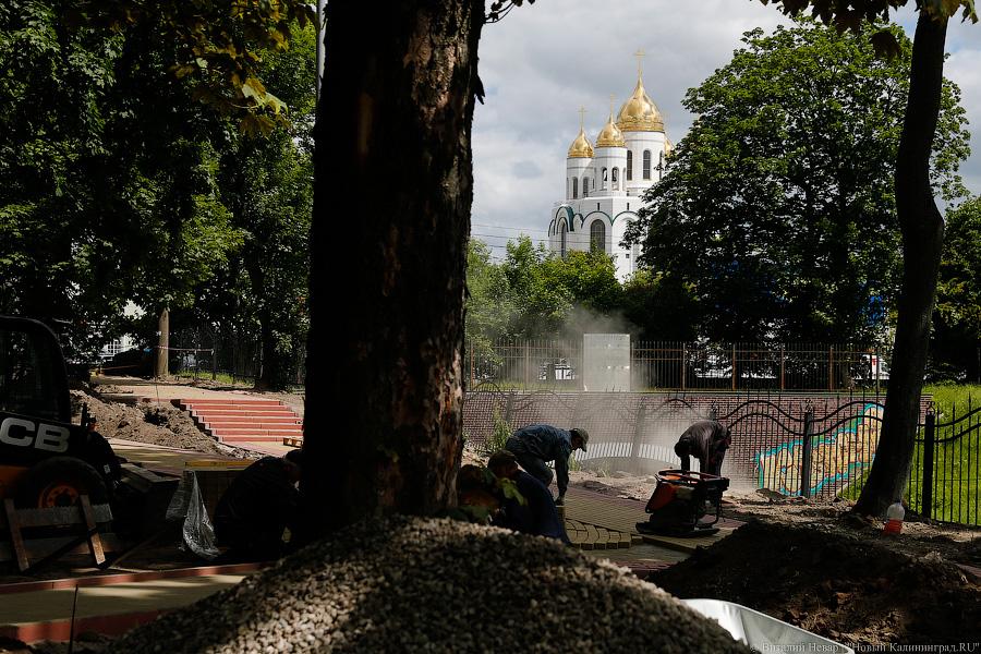 «Водрузить символ энергетики»: зачем перекопали сквер в центре Калининграда