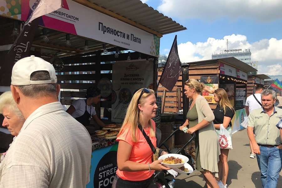 На острове Канта проходит городской пикник. Рассказываем, что успели попробовать