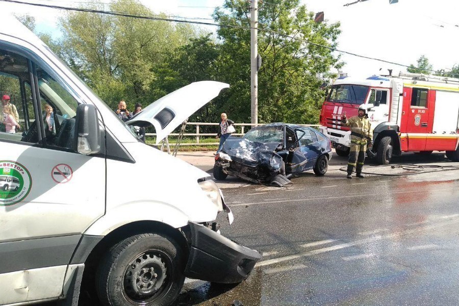 На ул. Киевской столкнулись маршрутка и Opel, есть пострадавшие (фото)