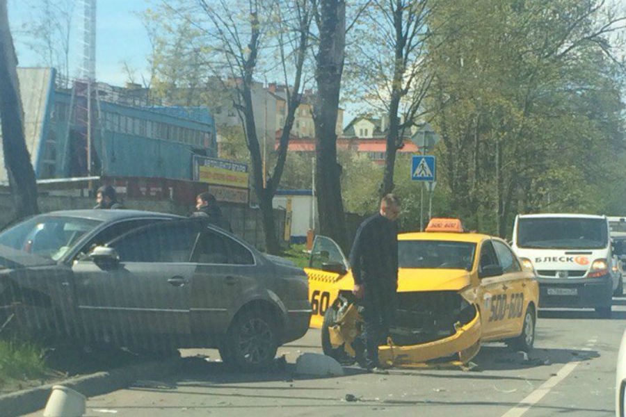 В Калининграде «Фольксваген» врезался в столб после столкновения с такси (фото)