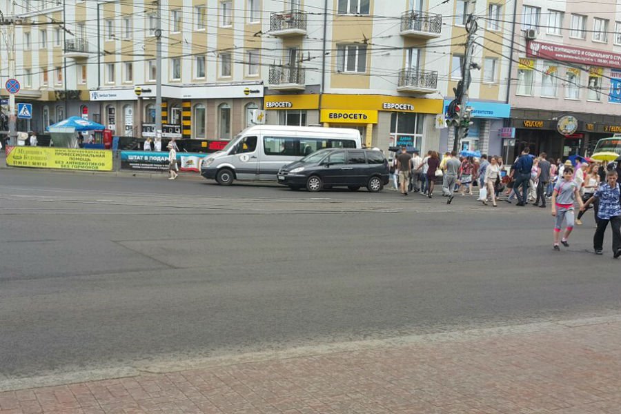 В центре Калининграда «Пежо» столкнулся с маршруткой (фото)
