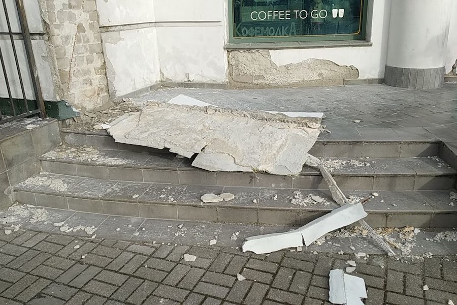 Столбы, деревья, указатели: последствия шторма в Калининграде (фото)