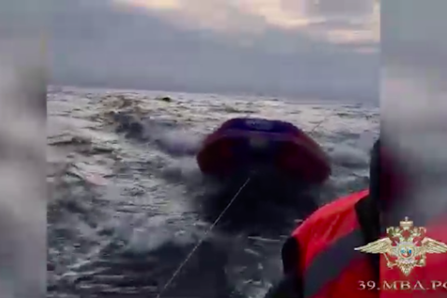 Под Светлогорском спасли рыбаков, которых унесло на 10 км от берега (видео)