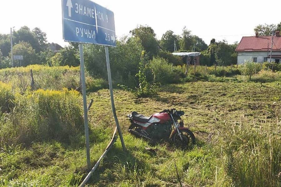 Под Знаменском мотоциклист отвлекся от управления и вылетел в кювет (фото)