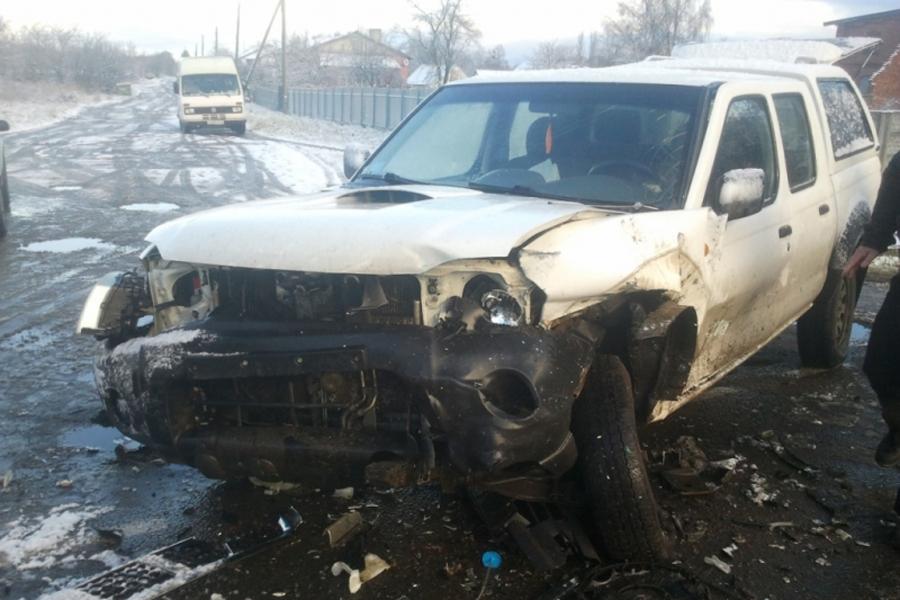 Под Мамоново «БМВ» врезался в «Ниссан» на встречной, пострадала водитель (фото)
