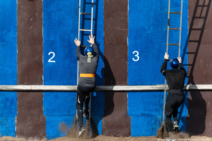 Боевое развертывание: в Калининграде провели соревнования спасателей (фото) 