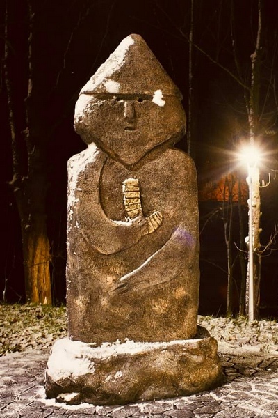 Скульптор-самоучка создал рыцарей и каменную бабу для парка в Багратионовске (фото)