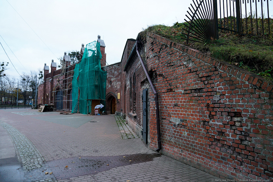 «Не можем делать один в один»: как реставрируют эскарповую стену Фридландских ворот