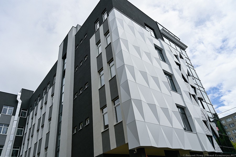 Стекло и треугольники: как выглядит фасад реставрируемой «Кройц-аптеки»