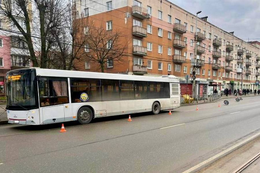 На Ленпроспекте водитель автобуса не заметил выходившую пожилую женщину, она получила травмы