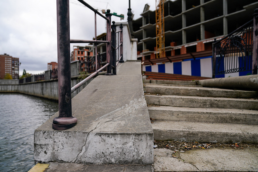 Треснувшую набережную у «Рыбной деревни-2» пообещали отремонтировать в начале 2021 года