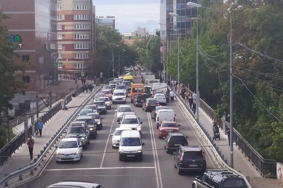 На Озерова столкнулись три авто, собирается пробка (фото)