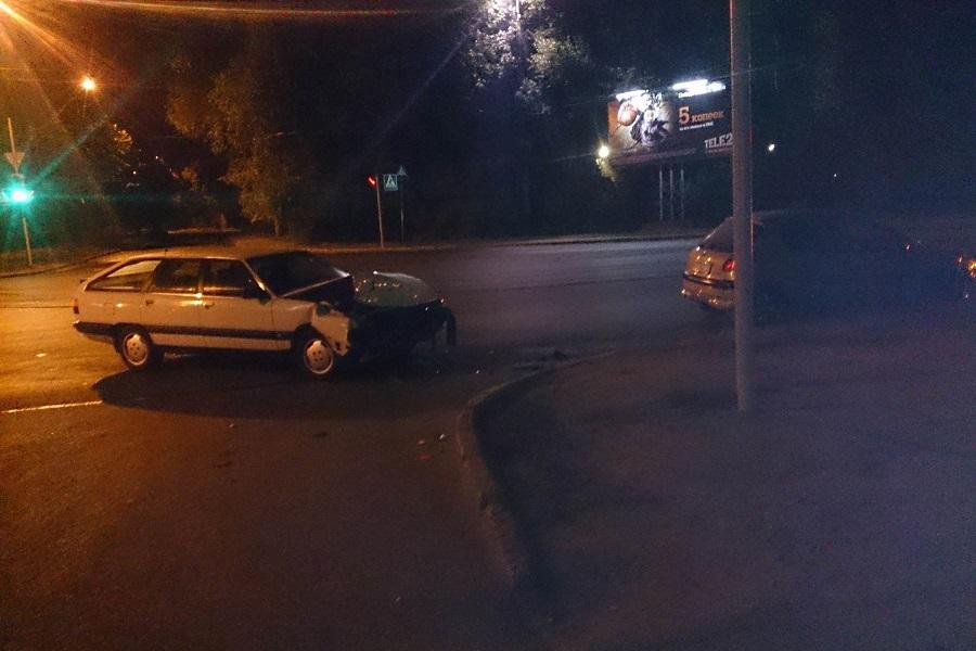 В Калининграде ночью столкнулись два автомобиля, один из водителей попал в больницу