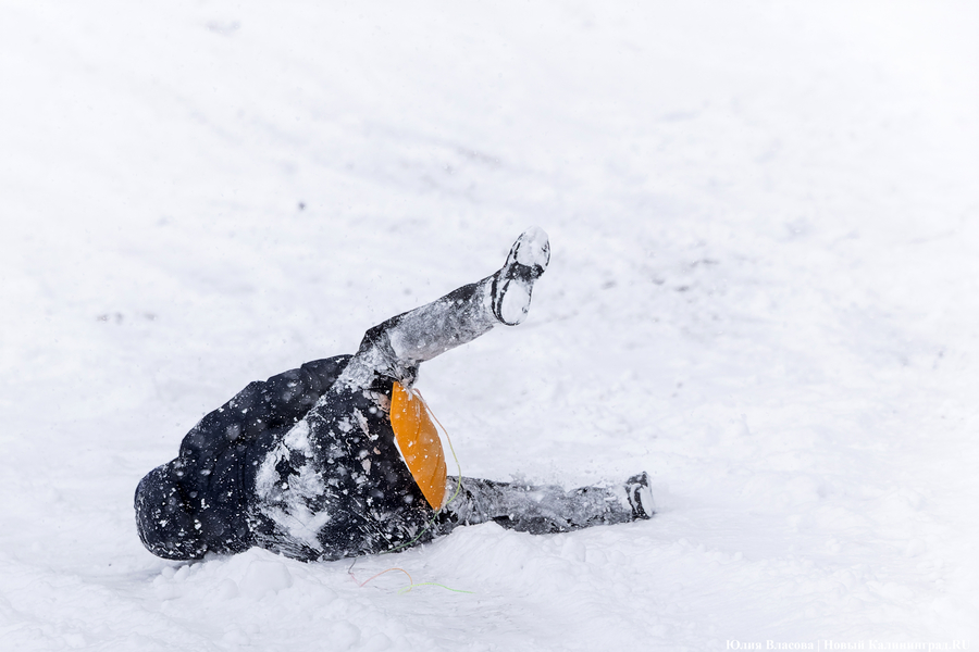 Пролетая на ватрушке: как в Центральном парке катаются с горки вопреки запретам (фото)
