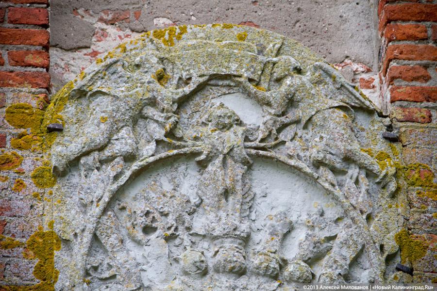 Часы и вороны: кирха в поселке Ушаково приходит в упадок