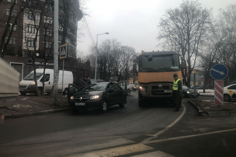«Объезжают по газонам»: участники аварии блокировали кольцо на Донского (фото)
