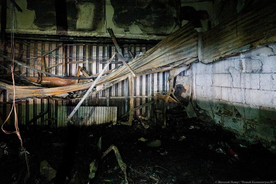 Цветы, гарь и копоть: пепелище пожара в торговом центре Калининграда (фото)