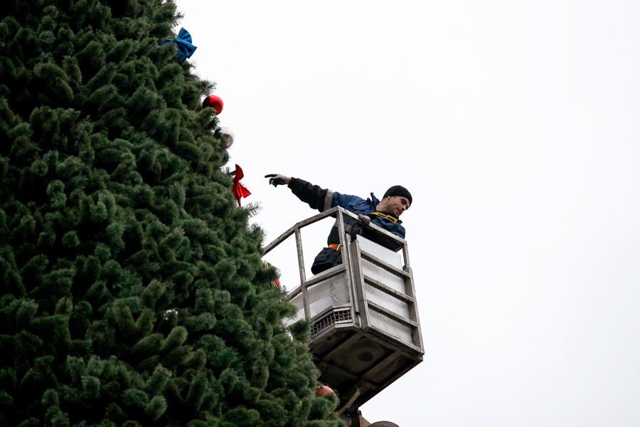От каркаса до игрушки: в Калининграде собрали главную городскую елку