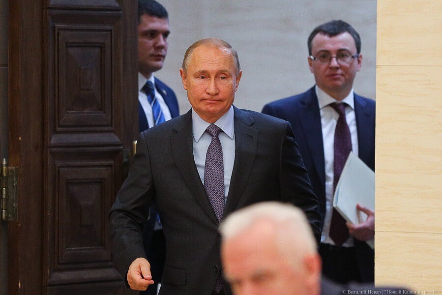 Путин запретил оскорблять власть и распространять фейковые новости