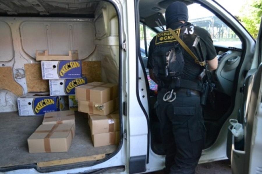В ходе рейда по Центральному рынку полицейские изъяли более 100 кг насвая (фото)
