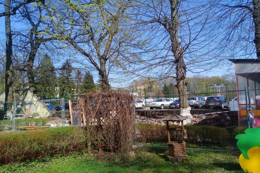 В Калининграде закрыли детсад, на территорию которого рухнул кирпичный забор
