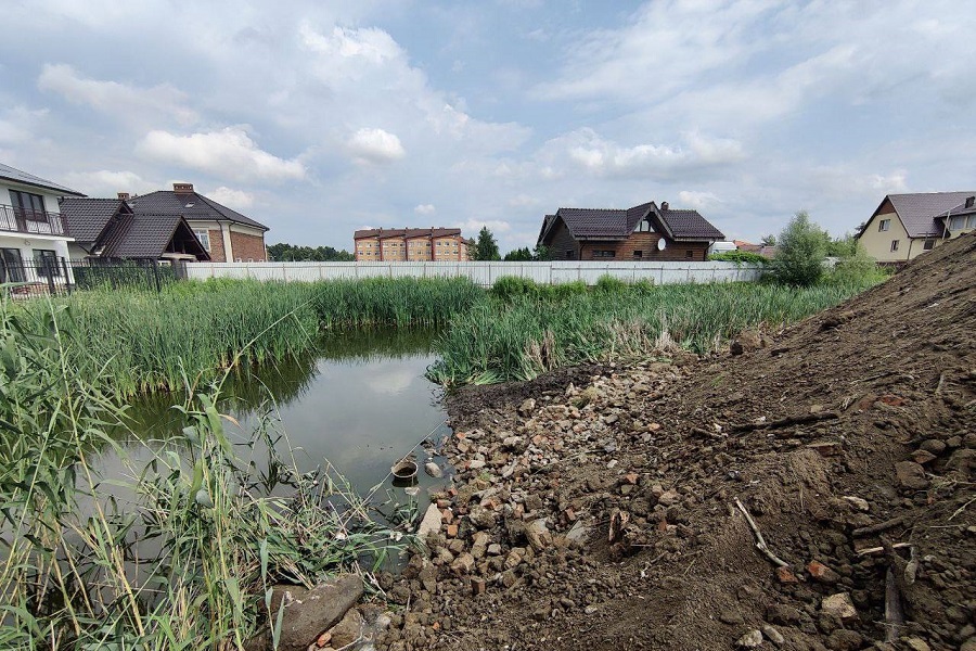 У собственника забрали земельные участки в Б. Исаково из-за попытки засыпать водоем