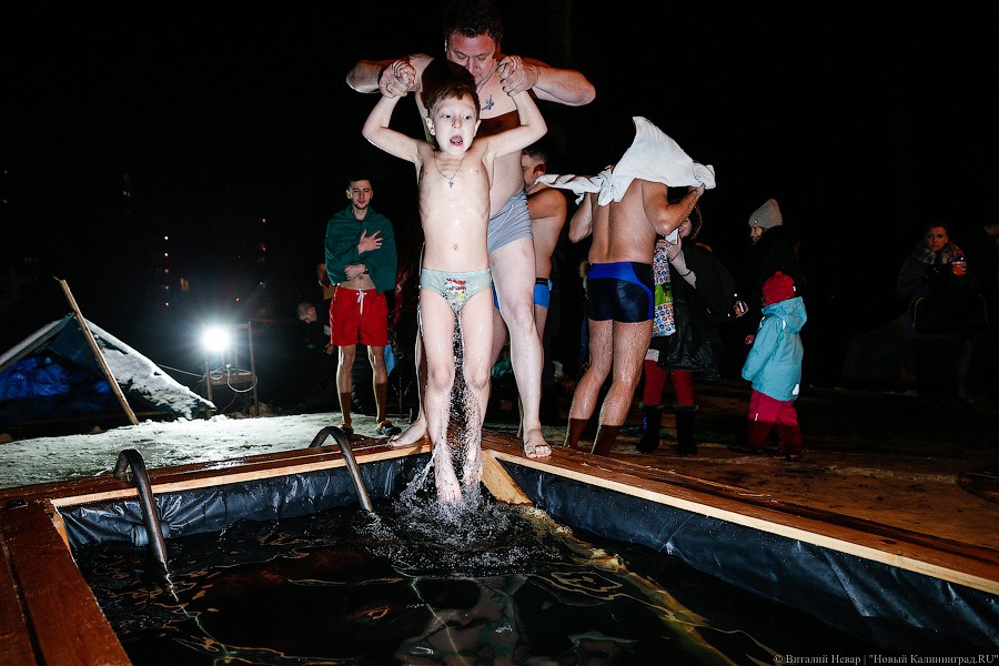 Окунулся, перекрестился: как прошли Крещенские купания в Калининграде (фото)