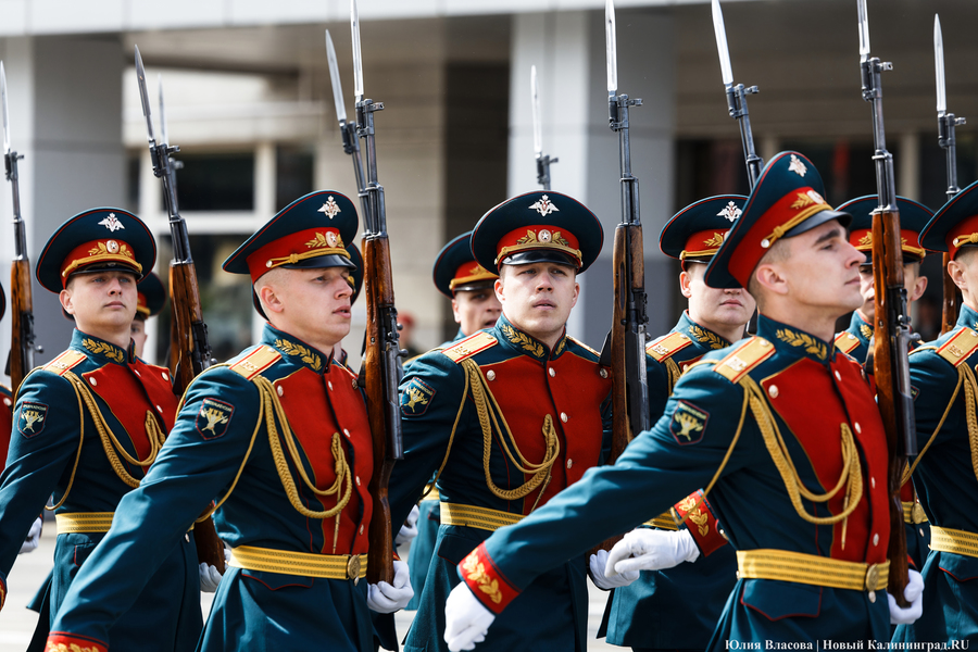 Под Знаменем Победы: в центре Калининграда прошел военный парад (фото)